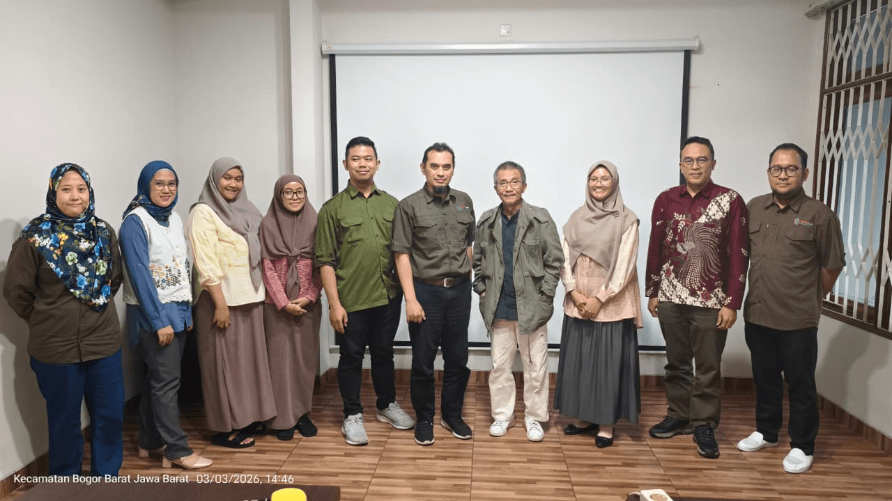 Tim PT Intralab Ekatama bersama asesor KAN setelah asesmen laboratorium kalibrasi