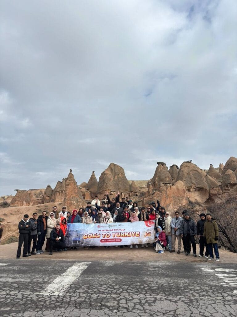 The Intralab Ekatama team together in Cappadocia, Türkiye