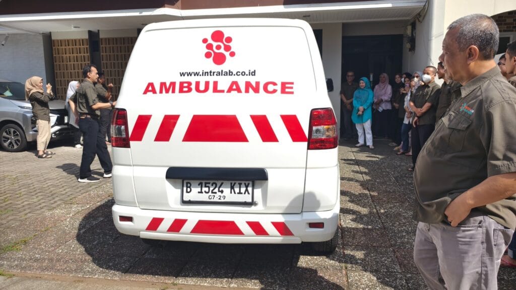 Tampak belakang Ambulans Intralab Peduli
