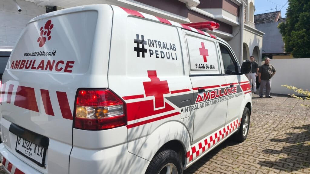Tampak samping Ambulans Intralab Peduli