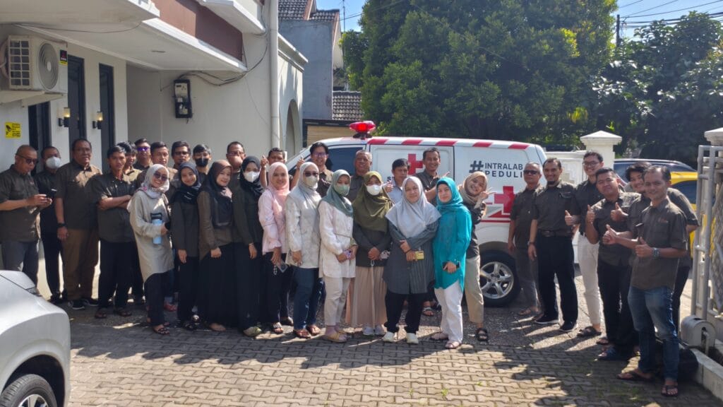 Keluarga besar Intralab Ekatama pada peresmian Ambulans Intralab Peduli