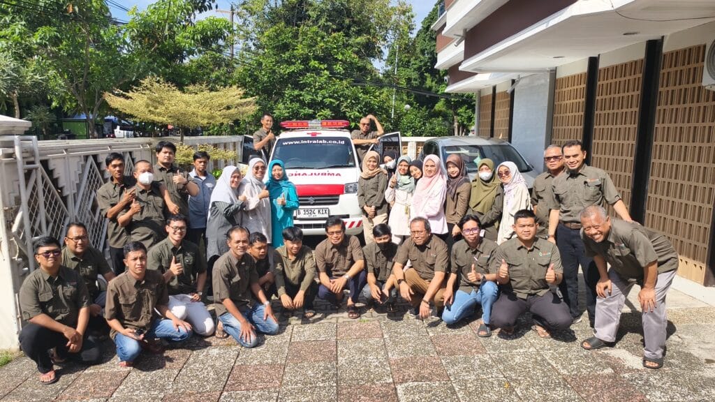 Tim PT Intralab Ekatama bersama Ambulans Intralab Peduli