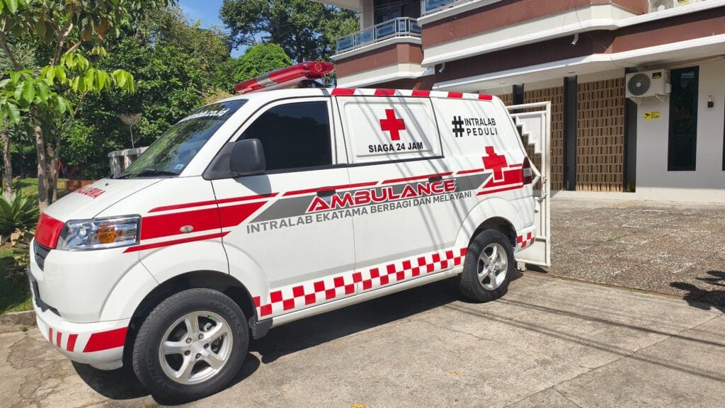 Ambulans Intralab Peduli dengan identitas Berbagi dan Melayani