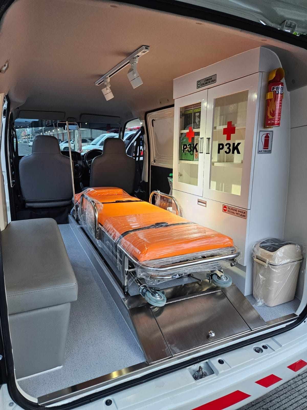 Tandu dan kabinet P3K di dalam Ambulans Intralab Peduli