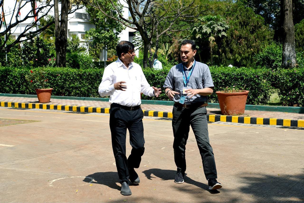 Percakapan perwakilan Intralab dan HiMedia di India
