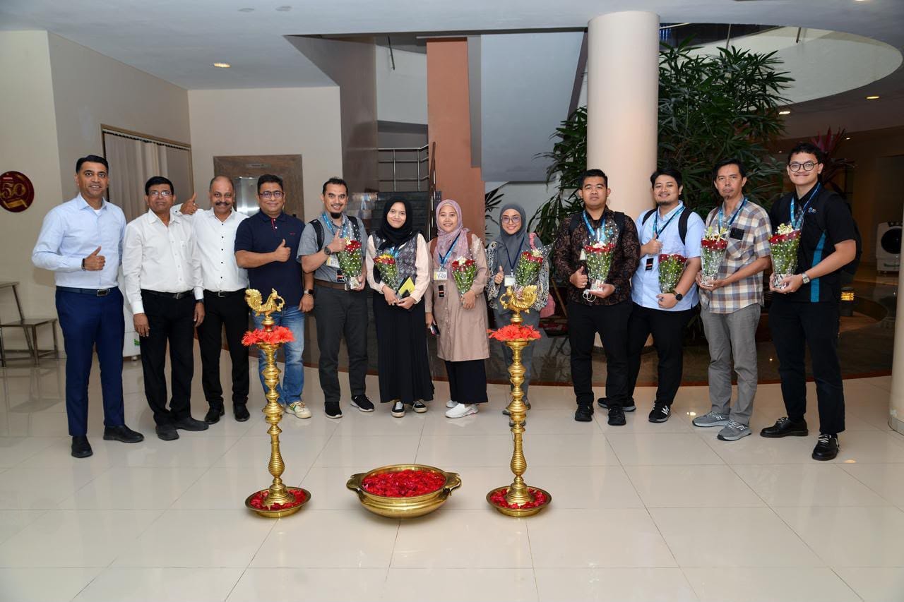 Penyambutan tim Intralab oleh tim HiMedia di India