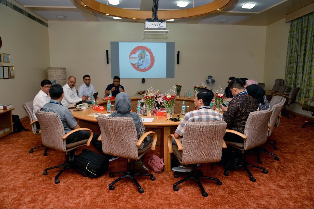 Training dan pertemuan produk antara tim Intralab dan HiMedia di India