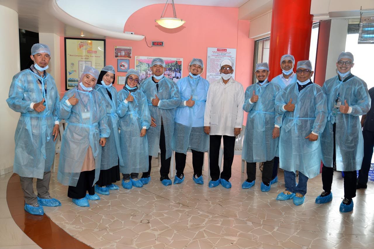 Tim Intralab bersama tim HiMedia mengenakan pakaian pelindung