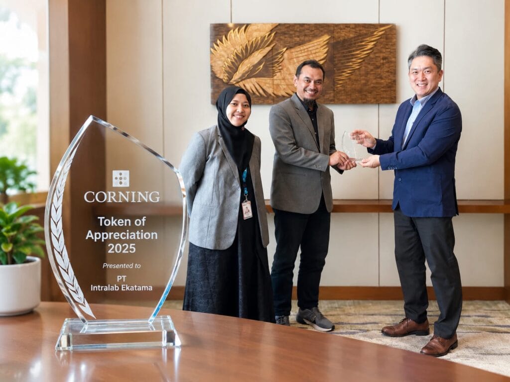 Brian selaku perwakilan Corning menyerahkan Token of Appreciation 2025 kepada PT Intralab Ekatama